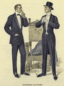 1912. El origen y posterior popularidad del smoking no elimina la exigencia del uso de cuellos rígidos
